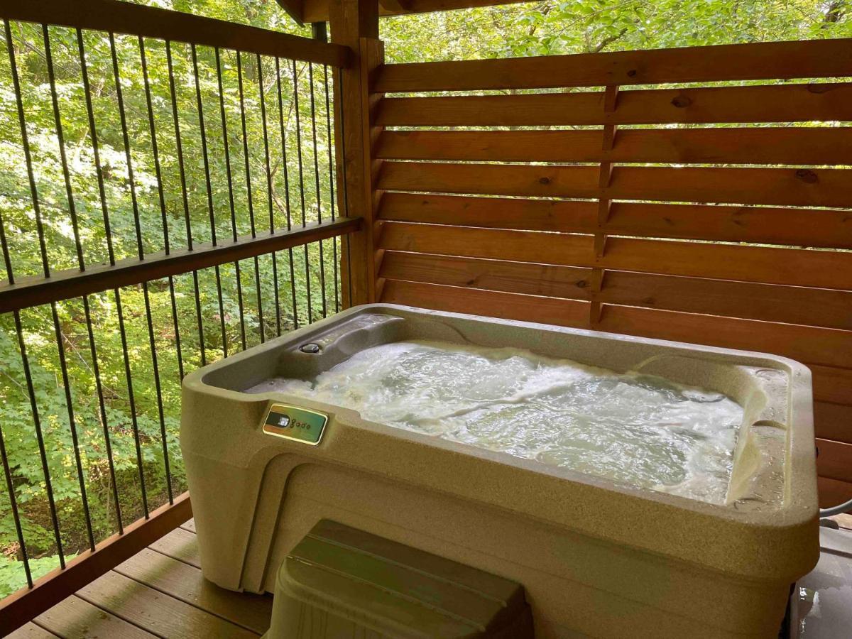 Cricket Hill Treehouse By Amish Country Lodging มิลเลอร์สเบิร์ก ภายนอก รูปภาพ